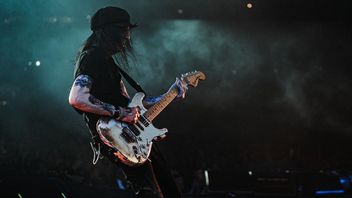 Mick Mars Was Not Happy During The Stadium Tour With Motley Crue