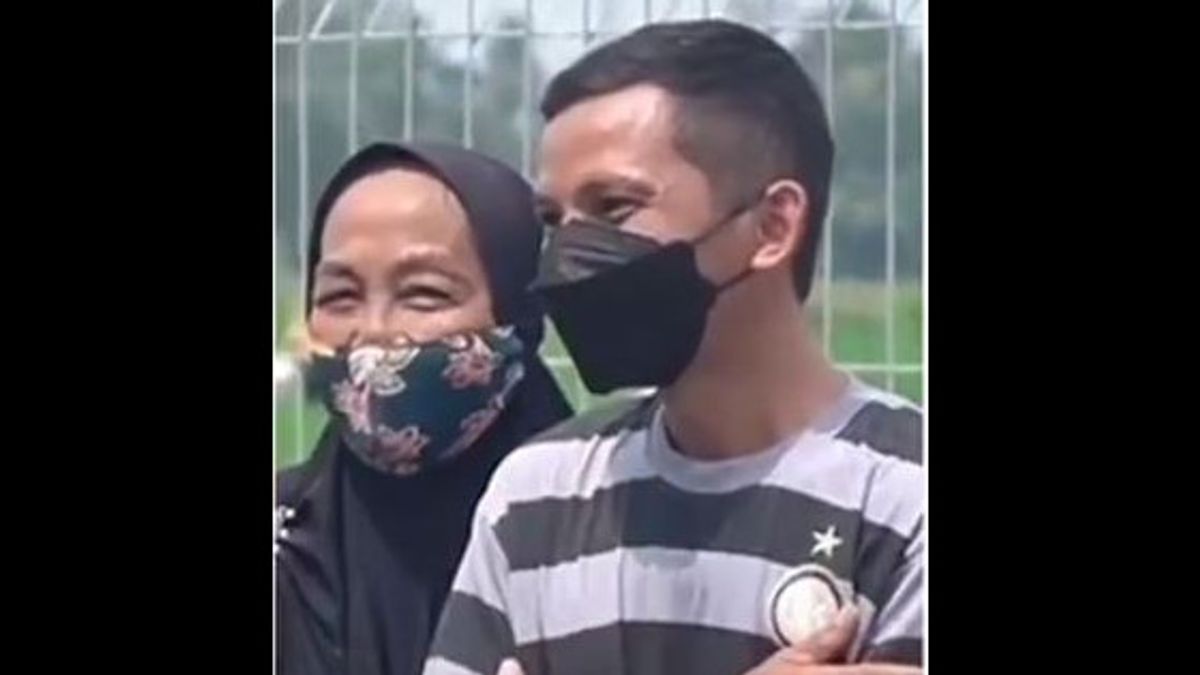 رئيس إنتر ميلان السابق يسقط في الملعب واعدا بمنح المزارعين الإندونيسيين توقيع لاعب نادي جيرسي بلس