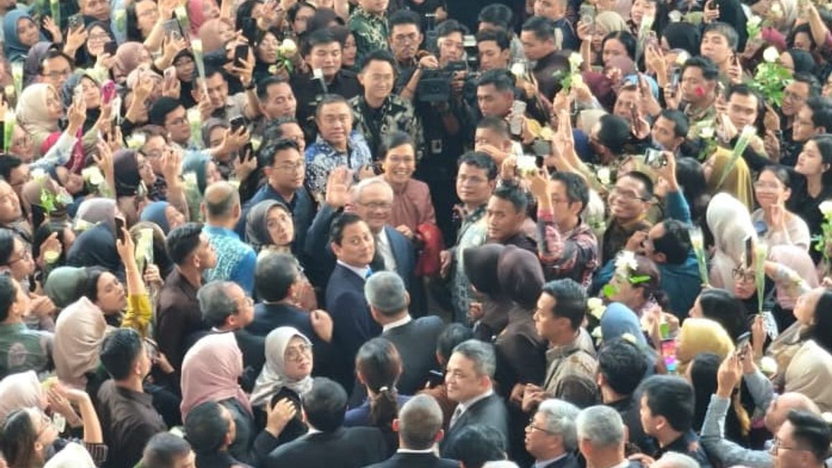 Tangis dan Lagu 'Bahasa Kalbu' Iringi Langkah Terakhir Sri Mulyani dari Kemenkeu