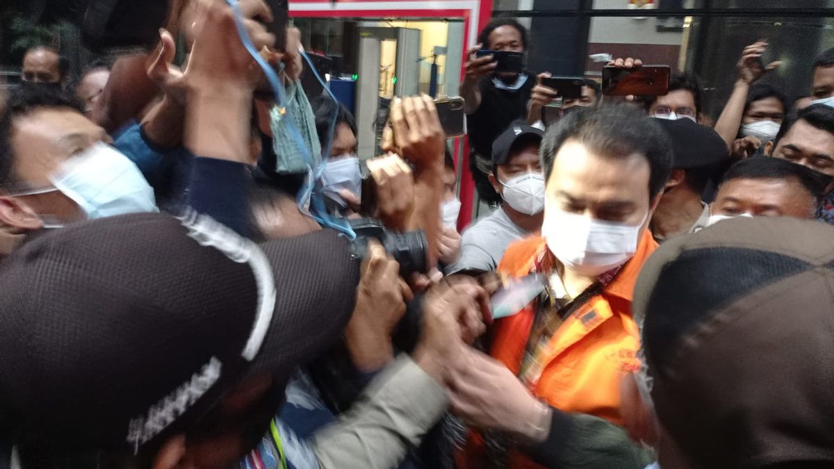 Tangan Diborgol, Wakil Ketua DPR Azis Syamsuddin Tersangka Suap Bungkam Digelandang ke Tahanan
