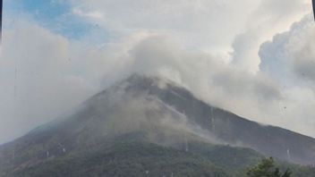 سقوط الحمم البركانية لا يزال ينزلق من فوهة جبل كارانجتانغ شمال سولاويزي