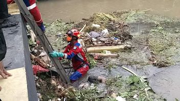 عثر على صبي غرق في نهر كاليمالانج ميتا ، عالق في كومة من القمامة