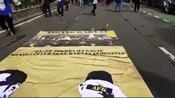 وهم يصرخون أمام مبنى الحزب الديمقراطي الإندونيسي، يحملون لافتات 