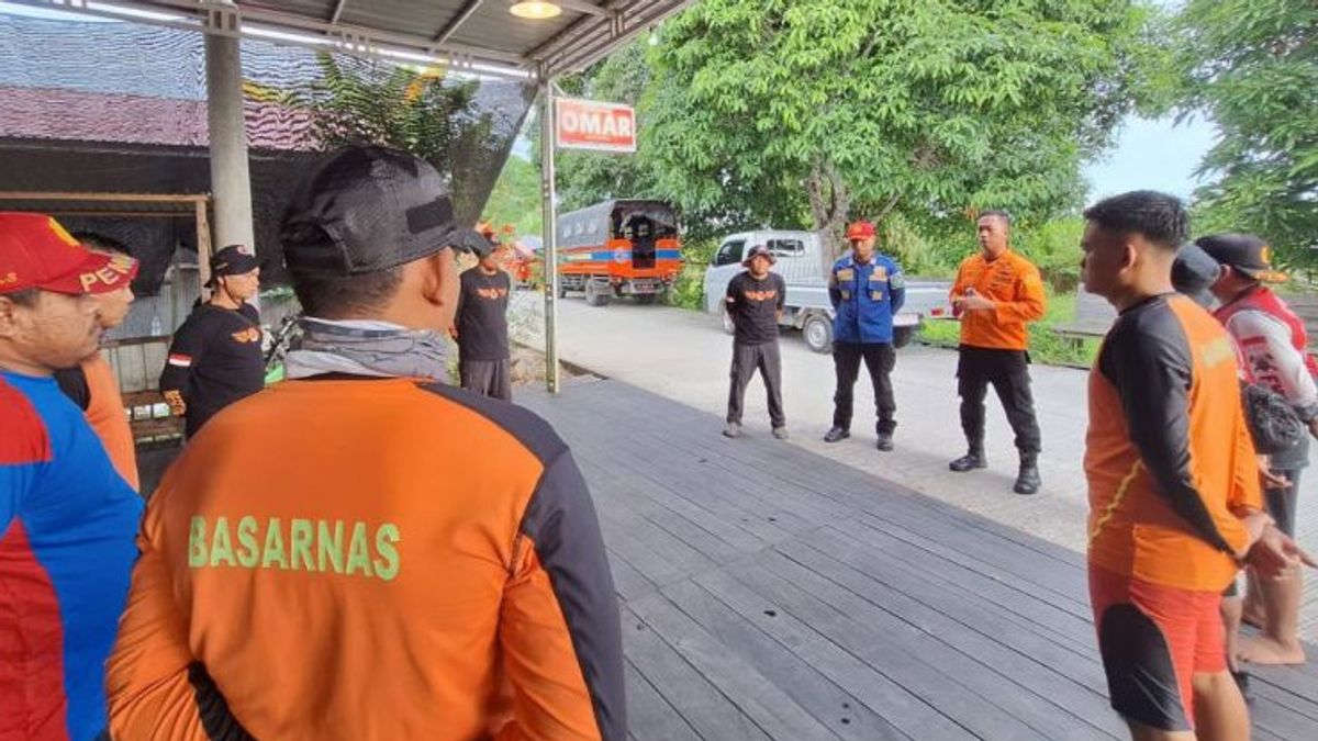 Ship Collision On The Mahakam River, East Kalimantan, 2 Missing People In Search