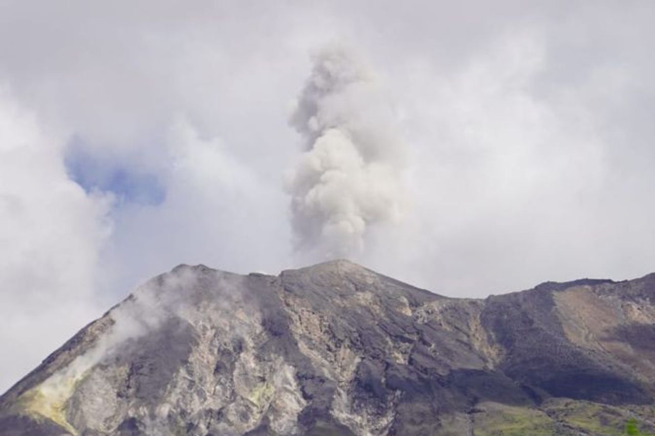 監視ポスト:イルレウォトロク山のクレーターピークは溶岩でいっぱいです
