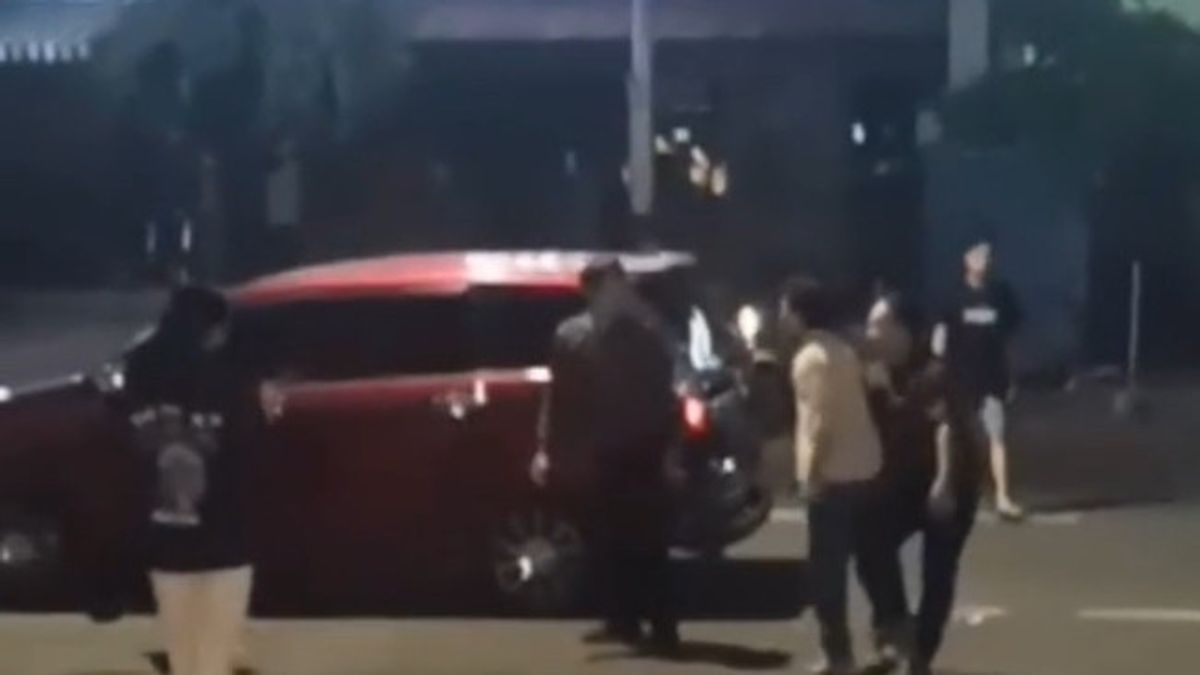 Male Drunk And Hits Online Taxi Car On Radio In South Jakarta Not A Member Of BIN