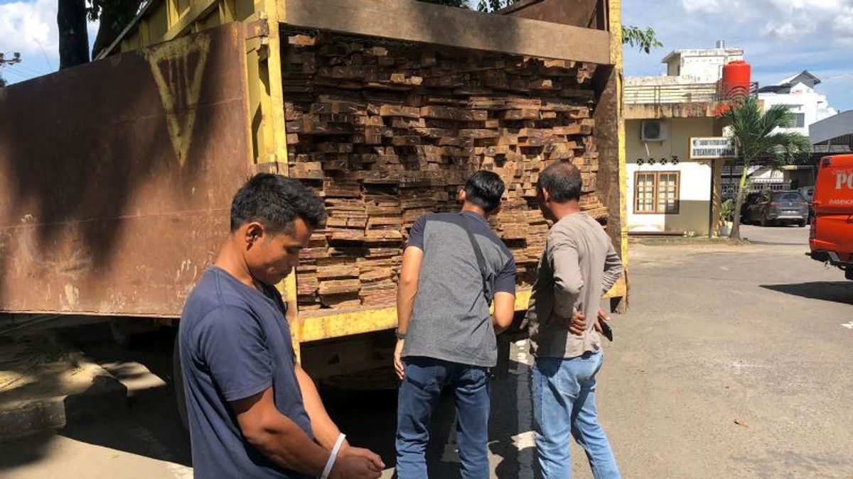 警察、ジャンビで違法木材輸送トラックを確保