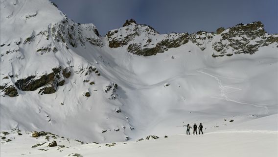 California Snow Mountain Landslide, 6 Skiers Safe, 10 Others Missing