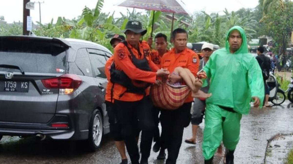 Puluhan Warga yang Terjebak Banjir di Makassar Dievakuasi
