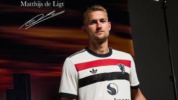 Officially Signs Bayern Munich Defender Duo, MU Prepares De Ligt And Mazraoui In First Match Against Fulham