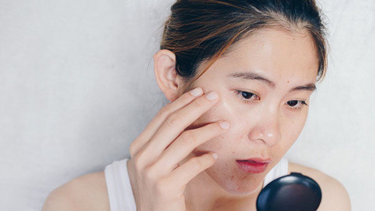 Tips Memilih Skincare bagi Kulit Berminyak, Berikut yang Harus Diperhatikan 