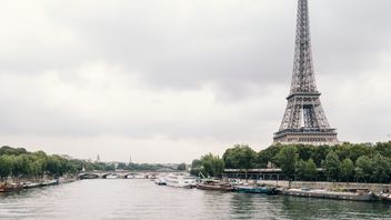 In Vain, The Mayor Of Paris Swimming In The Seine River, The 2024 Olympic Triathlon Match Was Postponed Due To Water Pollution