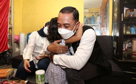 Pelukan Hangat Wali Kota Surabaya Eri Cahyadi untuk Ellen Nainggolan yang Kehilangan Orang Tua karena COVID-19