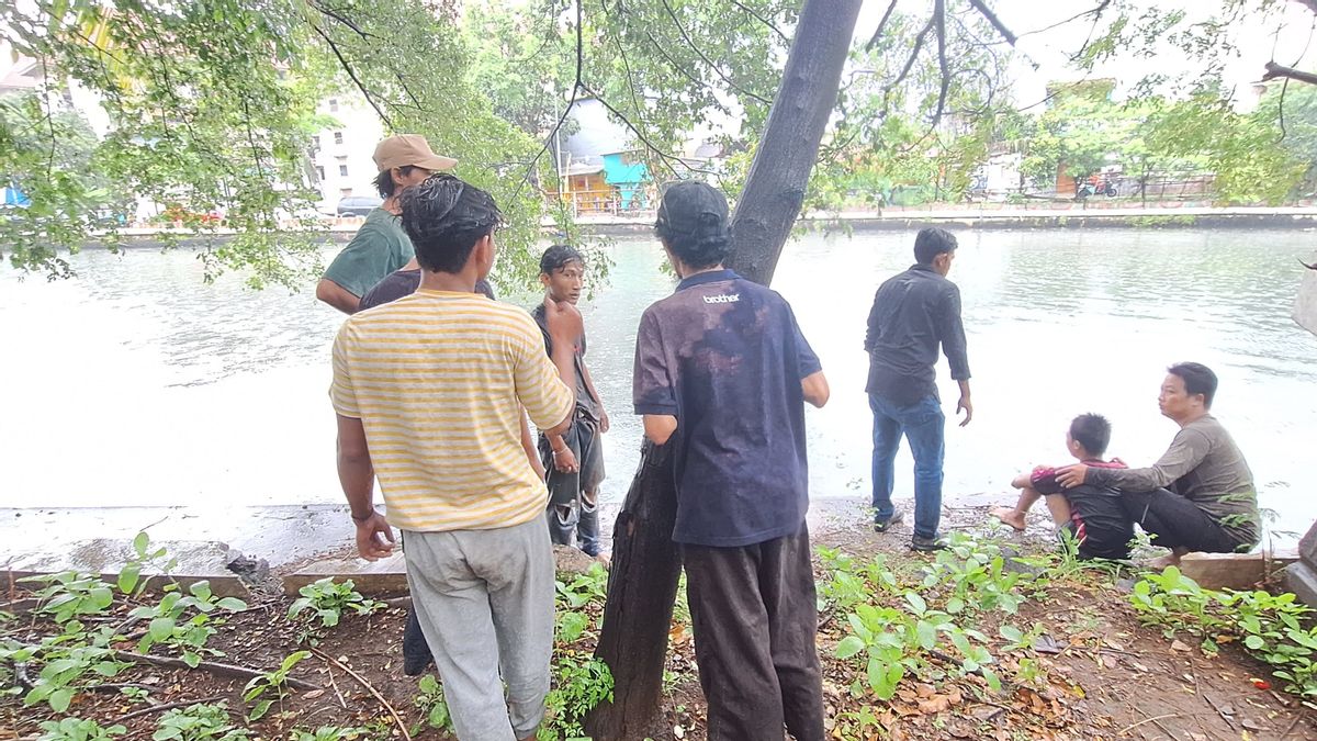 Polisi Evakuasi Pelajar SMP yang Hanyut di Kali Kresek Koja
