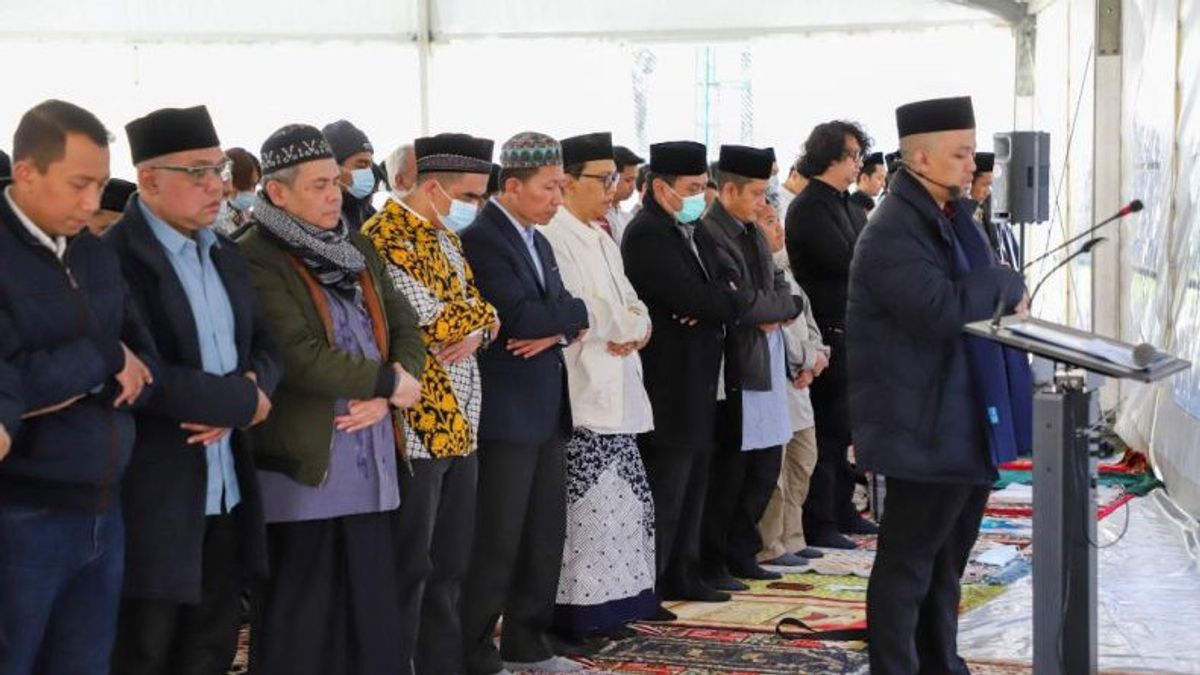 بعد غياب دام 2 عاما ، يؤدي المواطنون الإندونيسيون صلاة العيد في السفارة الإندونيسية في موسكو