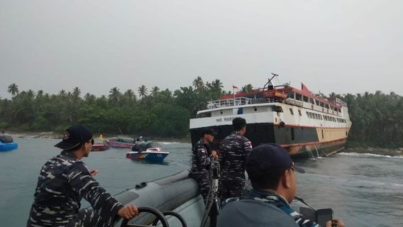 海军士兵帮助疏散在Talaud Sulut搁浅的KM Glory Mary乘客