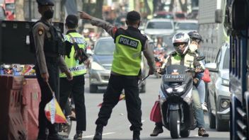 多くのオートバイ旅行者がCileunyi Bandung Toll Roadへの間違った方法