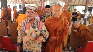 Bupati Cirebon Jamu 32 Biksu Thudong di Pendopo