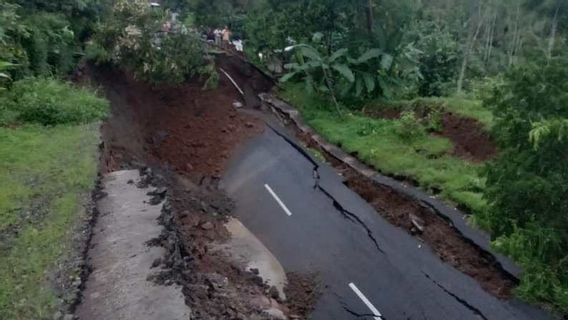 Hujan Deras, Jalan Wonosobo-Kebumen Ambles Sepanjang 20 Meter