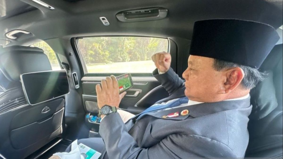 Tangan Mengepal, Prabowo Tonton Timnas Indonesia Lawan Arab Saudi Lewat Handphone