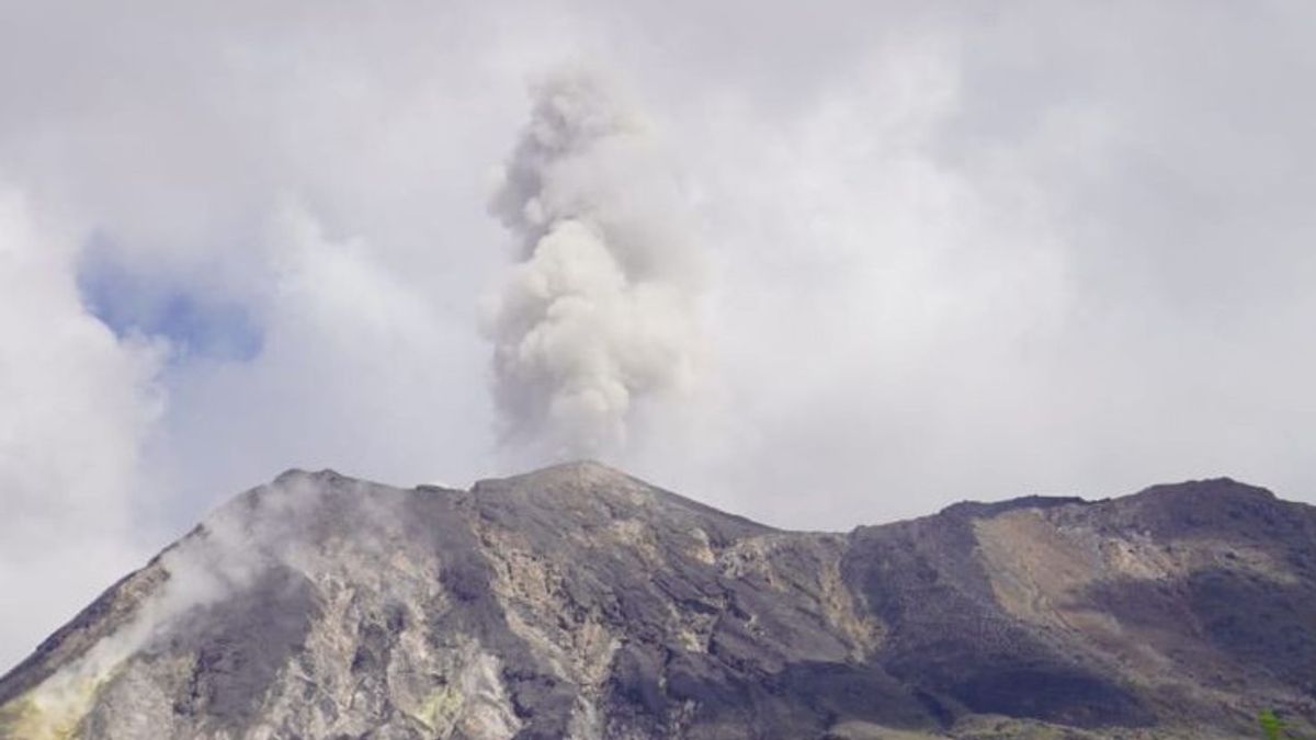ثوران بركاني بارتفاع 700 متر في قمة جبل إيل ليوتولوك