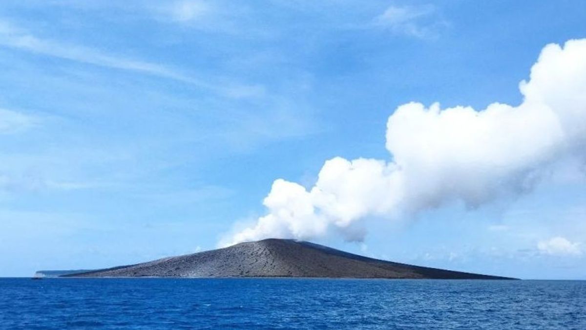 Mount Anak Krakatau Smoke Reaches 3,500 Meters Above The Peak Of Crater