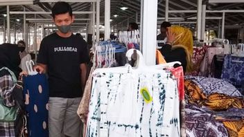 Yogyakarta Satpol PP Holds Patrol, Makes Sure There Are No Street Vendors Along Malioboro Street Pedestrians