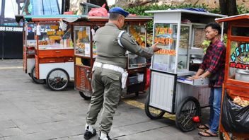 Sepanjang Jalan Blora Disikat Satpol PP上的Ojol和PKL基地