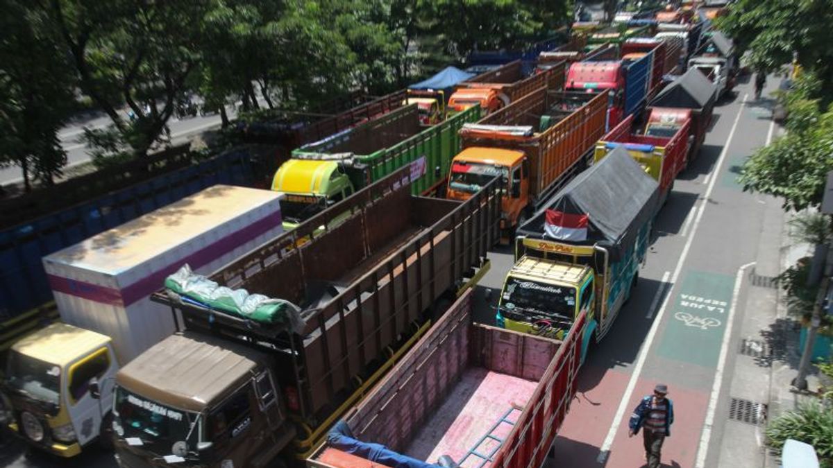 異常気象を予想して、運輸省は港湾事業者にODOLトラックの入船禁止を要請