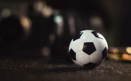 Pengertian Diving dalam Sepak Bola, Contoh, dan Tujuannya