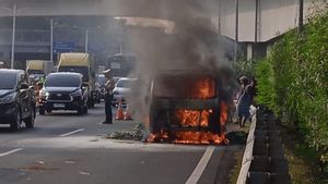 Mobil Muatan Sayur Terbakar di Tol Jagorawi KM 1.4
