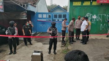 Boom! Une Explosion A été Entendue Et De La Fumée Blanche Est Sortie De La Maison Du Terroriste Présumé à Bekasi, Les Voisins Ont été Paniqués