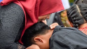 スンダ語で親にイード・アル・フィトルを感謝する