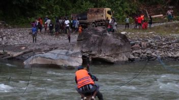 سقطت شجرة ربط الجسر المعلق لتتسبب في حادث اختفاء 4 أعضاء من TNI-Polri في نهر Diguel