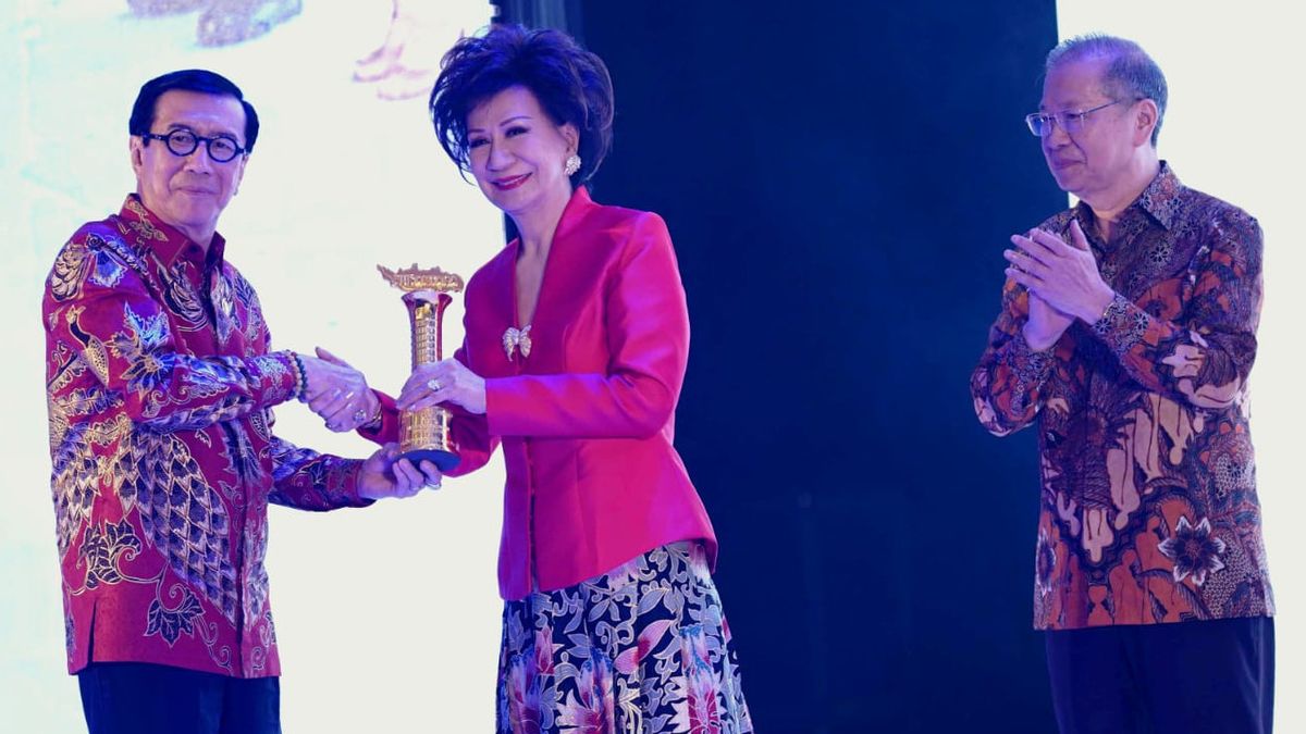 جاكرتا - الولاء للحفاظ على الفنون الثقافية في نوسانتارا ، حصلت رينا سيبوترا على جوائز نوسانتارا لعام 2024