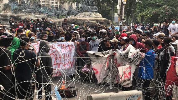 Situasi Terkini Demo di Patung Kuda, Anak-anak Merangsek ke Barisan Terdepan Lalu Bakar Ban