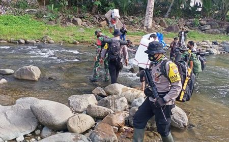 Perjuangan Mengantar Surat Suara Pilkada, Jalan Kaki 3 Hari Terobos Pegunungan