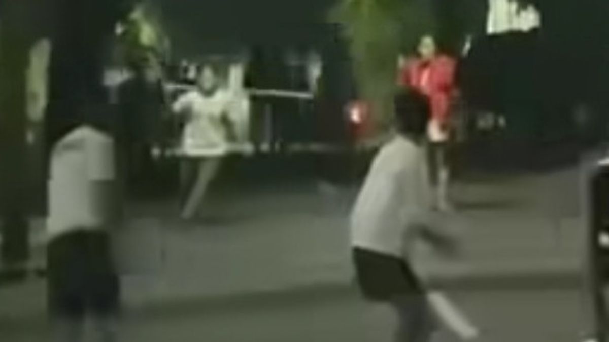 Ridicule Each Other On Social Media, 2 Groups Of Teenagers Throw Firecrackers And Sharp Weapons