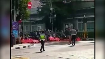  Penjelasan Polisi Soal Aksi Pemotor yang Terobos Blokade di Bandung