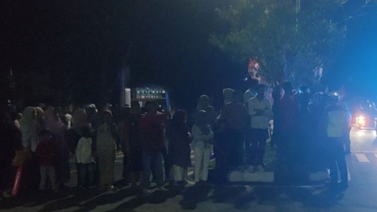 Residents Crowd The Front Area Of The Aceh Nation's Hope Stadium Wait For Jokowi