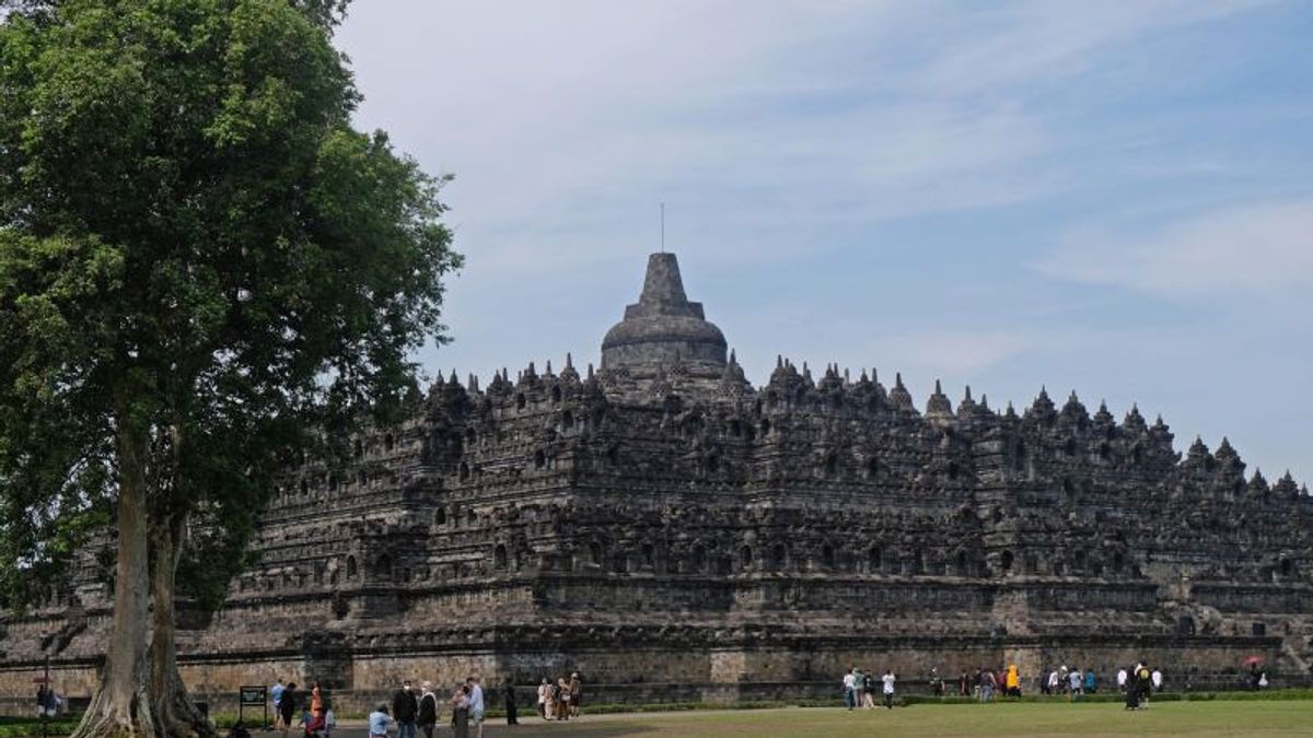 Ganjar Nilai Langkah Menko Luhut Tunda Kenaikan Tiket ke Stupa Candi Borobudur Bijaksana