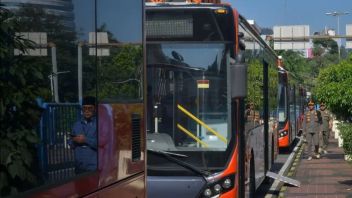 因此，印尼邮政首席执行官，Transjakarta运营和安全总监从他的职位辞职