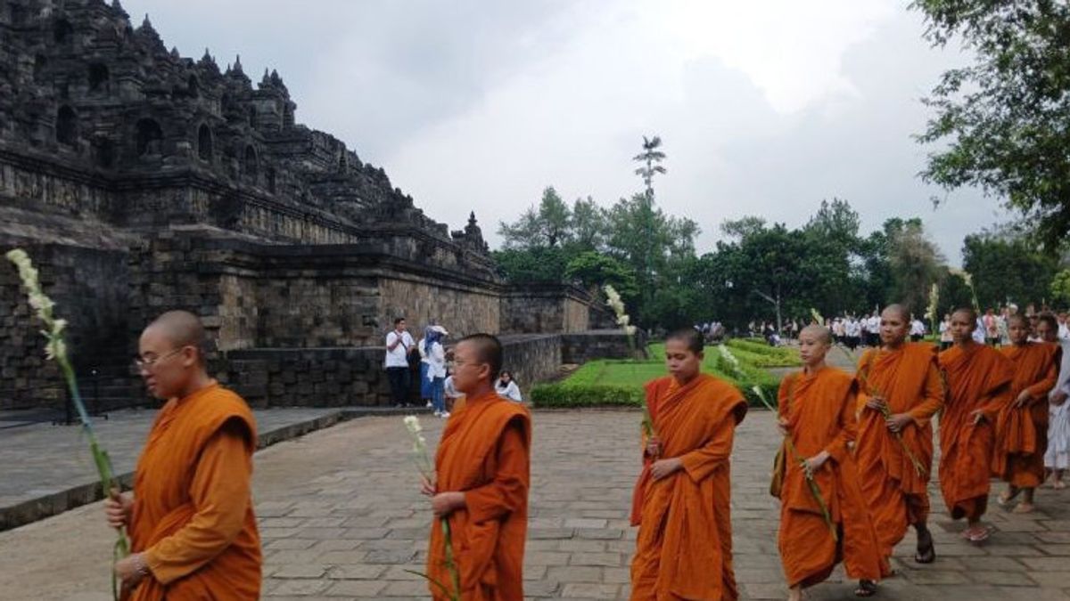 ronyme : Des milliers de bouddhistes pratiquent le Magha Puja dans le temple de Borobudur