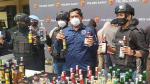 Polisi Ungkap Bungker Penyimpanan Ratusan Botol Miras Ilegal di Garut