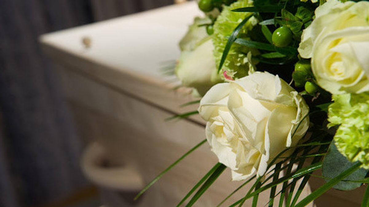 حقائق حرق الجثة، كيف أجريت الجنازة على لورا آنا