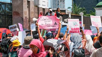 Pink Color Hiasi Demo Indonesian Women's Alliance In Front Of The DPR Building