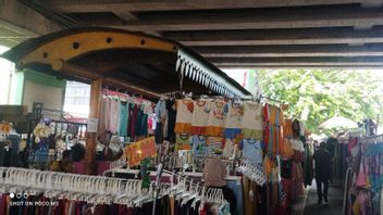 Kasatpol PP Jakpus Tolong WA Direspon: Pengguna Jalan Tanya, 'Kok' Pedagang di Tanah Abang Bisa Sulap Halte Jadi Lapak Pakaian