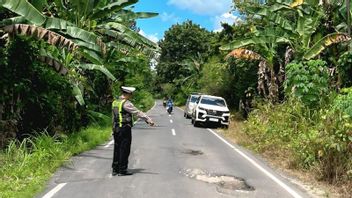 Police are looking for the driver of a car that hit and killed 2 travelers in OKU.
