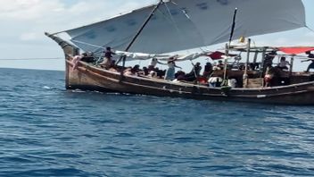 Le KRI Parang-647 Appartenant à La Marine Indonésienne Tire Un Bateau De Réfugiés Rohingyas Dans Les Eaux D’Aceh