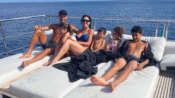 Ronaldo Vacances Sur Un Grand Bateau De Croisière, Jetez Un Coup D’œil à Ce Qu’il Y A Dedans?